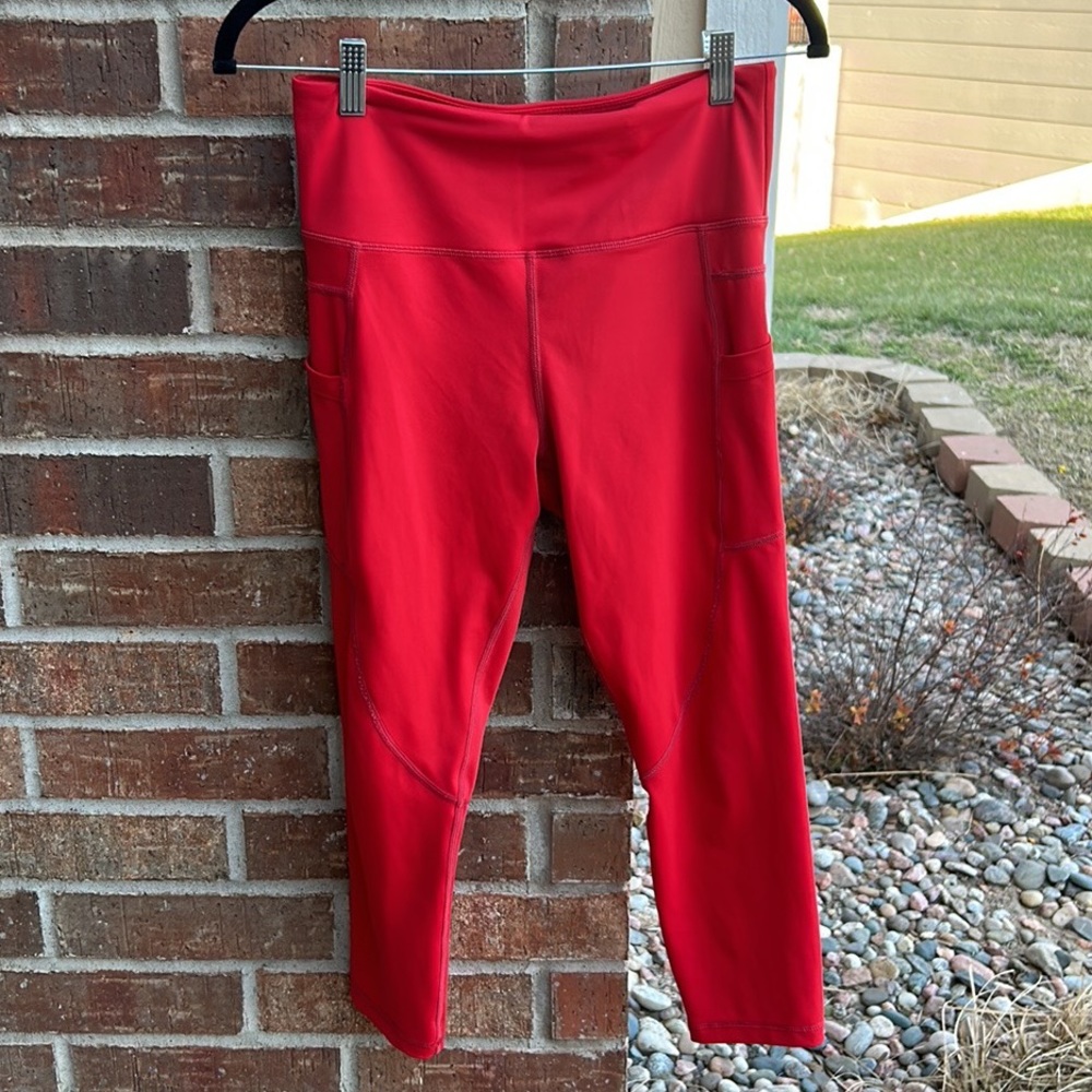 ZYIA Ladies M (6/8) Red Light & Tight Cropped Workout or Everyday Legging